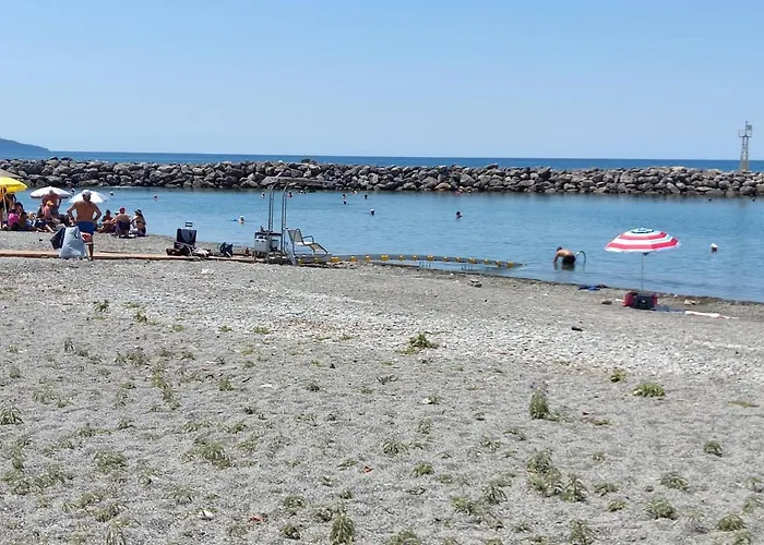 아파트 Red Harmony By The Sea Pool And Balcony