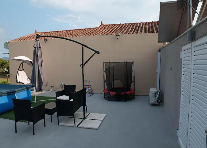 Red Harmony By The Sea Pool And Balcony